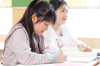 学習する生徒たち