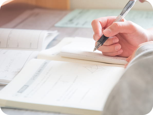 ノートにメモを取る様子